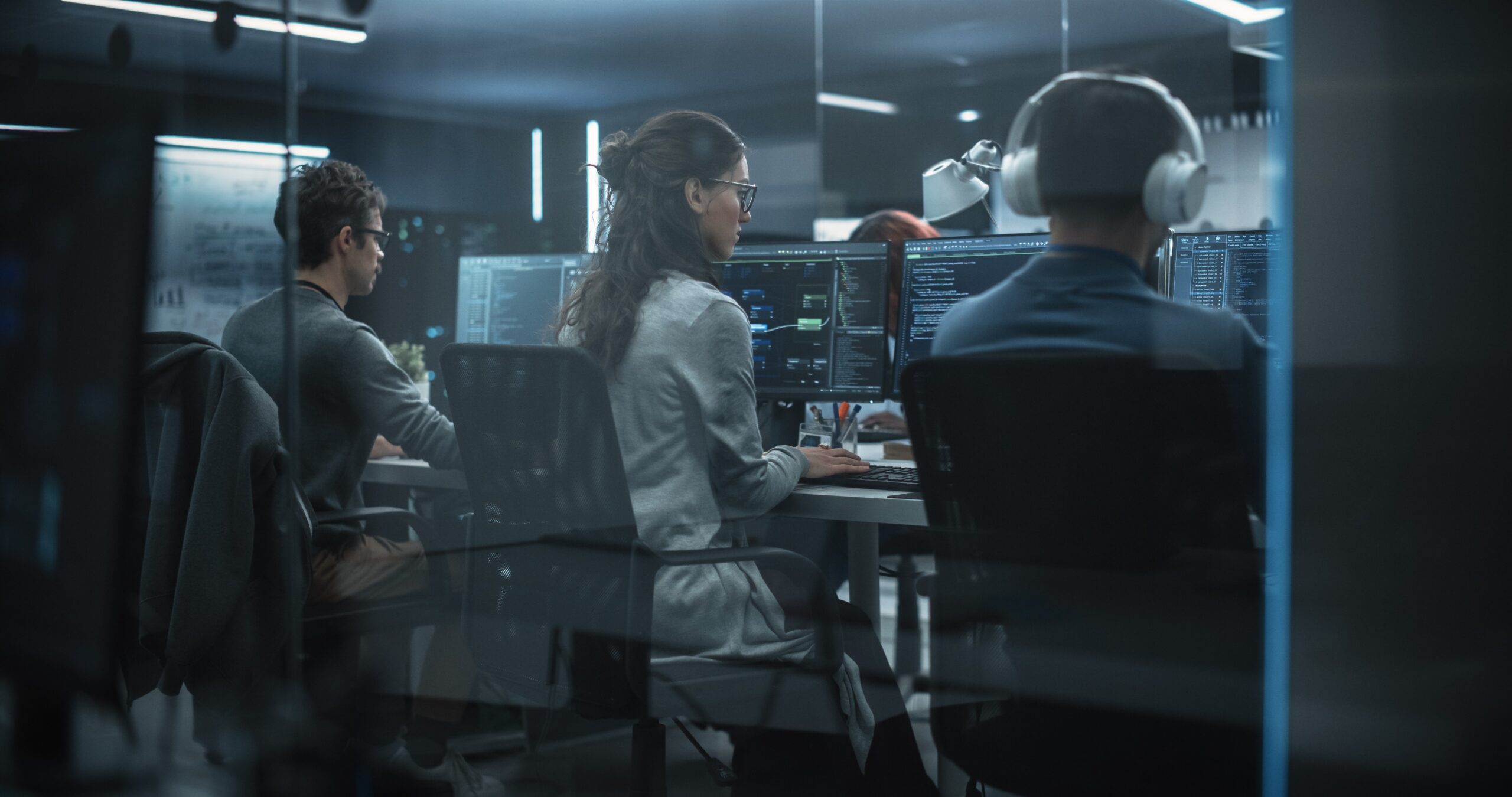 Human analysts and AI agents
